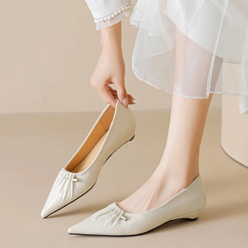 Women's Low Heel Wrinkle Metallic Accents Pointed-Toe Flats